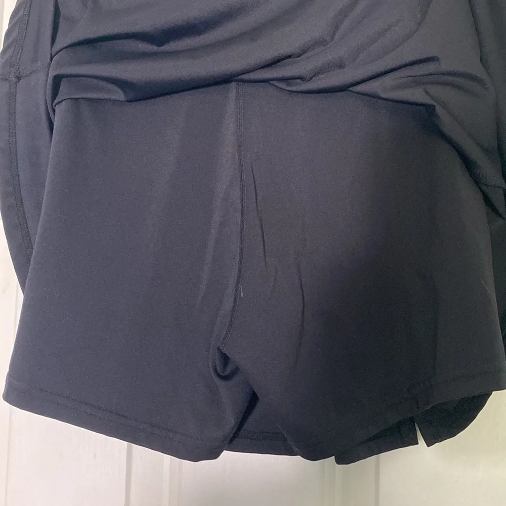 Black tennis skirt with slit activewear workout clothes, golf skirt - Picture 4 of 9